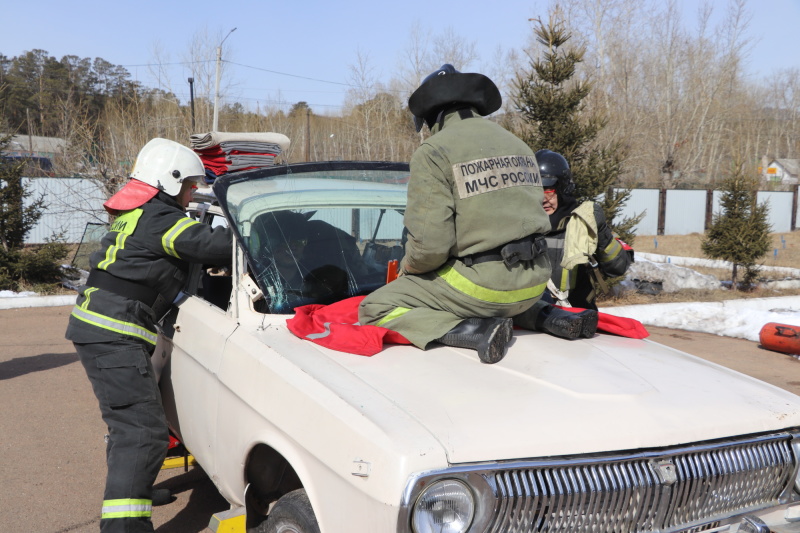 Пожарно-спасательные подразделения соревновались в мастерстве при ликвидации последствий чрезвычайных ситуаций на автомобильном транспорте