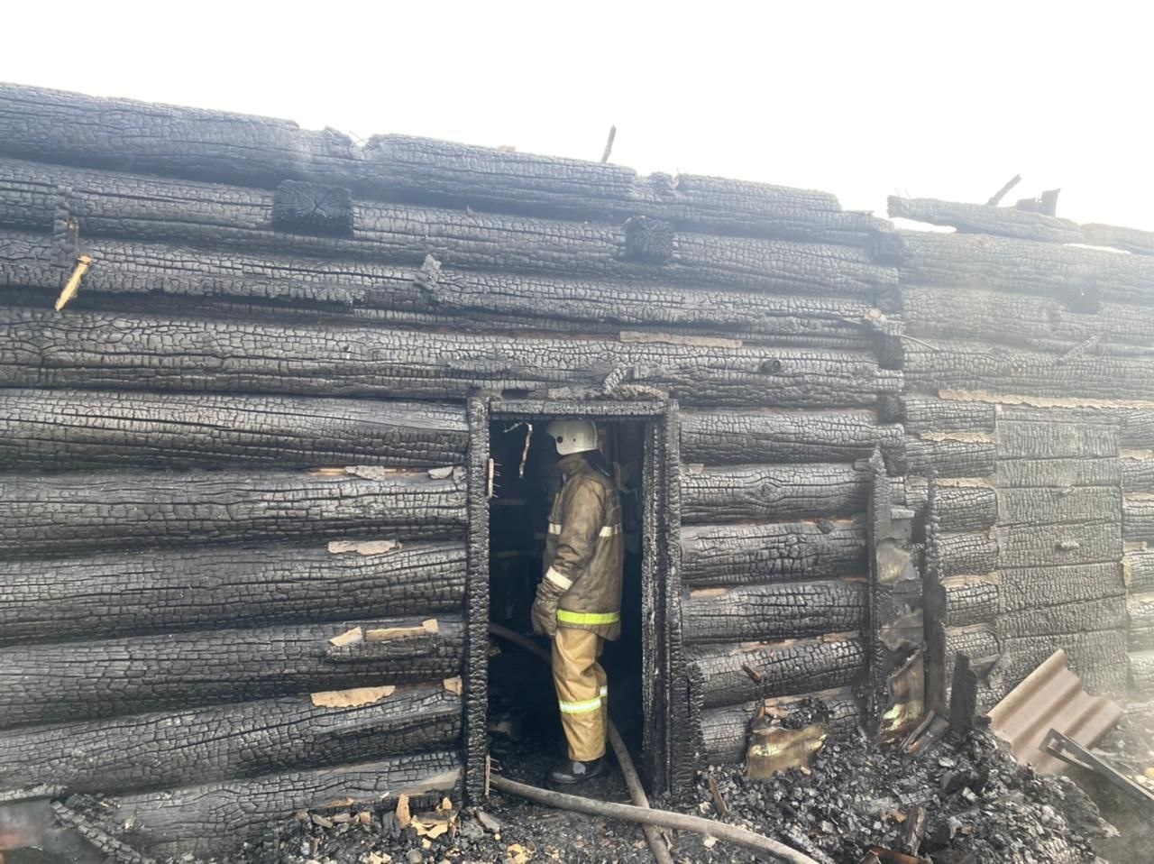 Бабр 24 новости бурятии. Фото пожара дома. Горит внутри. Сгоревший телефон.