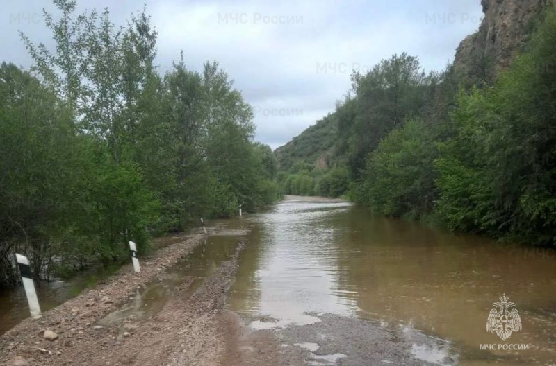 Выход воды на дорожное полотно в Джидинском районе