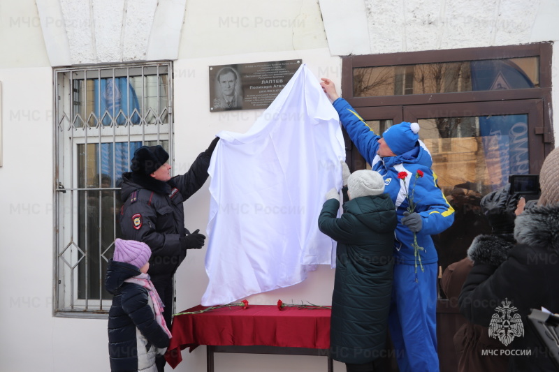 В Улан-Удэ открыли мемориальную доску в честь легендарного спортсмена – ветерана пожарной охраны